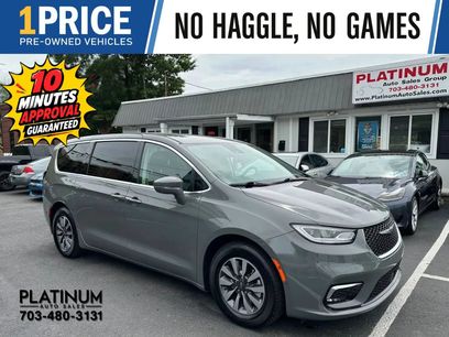 Used 2022 Chrysler Pacifica Touring-L w/ Uconnect Theater Family Group