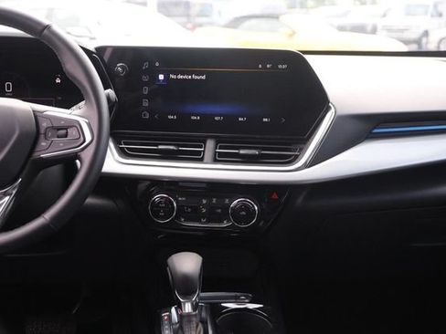 Used 2025 Chevrolet Trax LT w/ LT Convenience Package FWD image 22