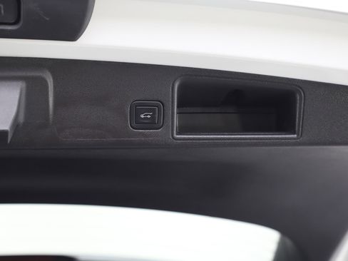 Used 2024 GMC Terrain SLT image 11