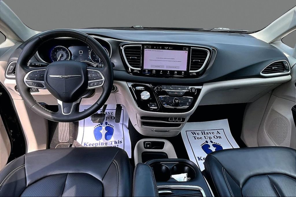 Used 2023 Chrysler Pacifica Touring-L FWD image 14