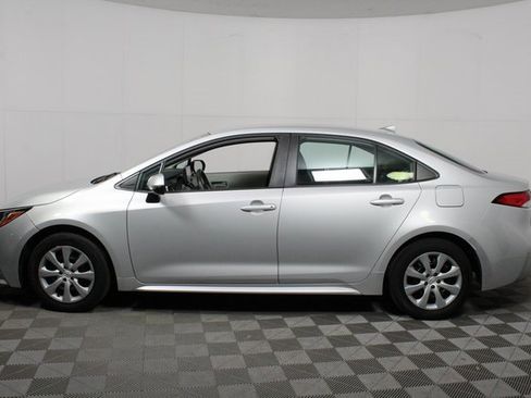 Used 2022 Toyota Corolla LE image 4