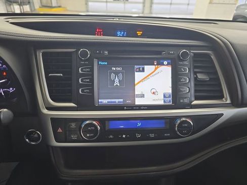 Used 2018 Toyota Highlander XLE image 16