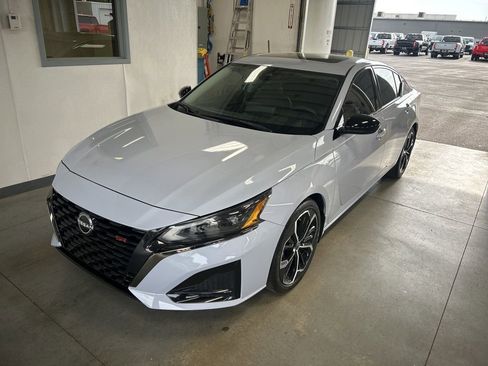 Used 2024 Nissan Altima 2.5 SR w/ SR Premium Package FWD image 1