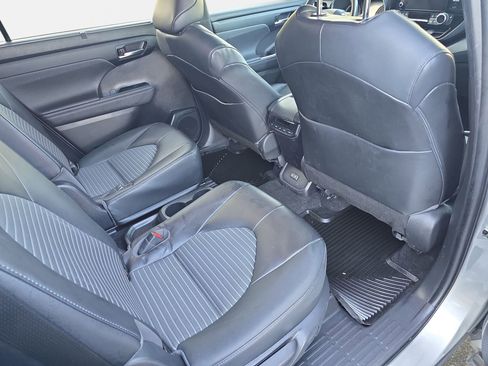 Used 2023 Toyota Highlander XSE FWD image 11
