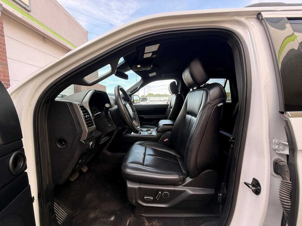 Used 2019 Ford Expedition XLT w/ Equipment Group 202A AWD/4WD image 12