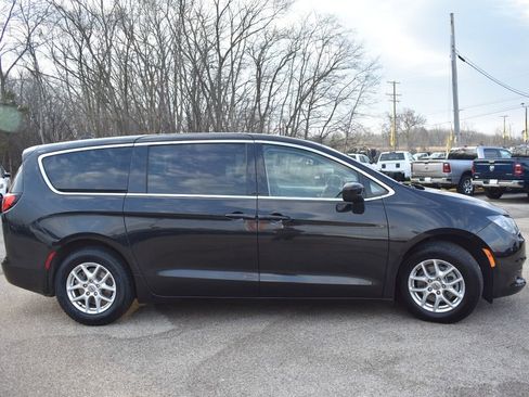 Used 2023 Chrysler Voyager LX image 9