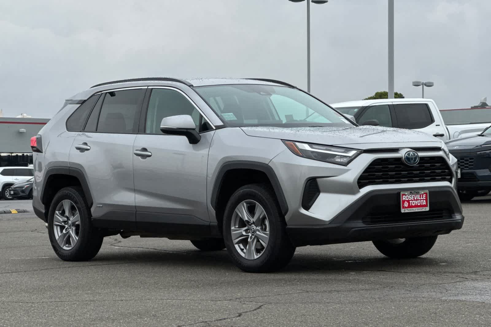 Used 2023 Toyota RAV4 XLE AWD/4WD image 5