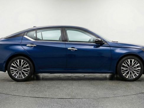 Used 2025 Nissan Altima 2.5 SV image 11