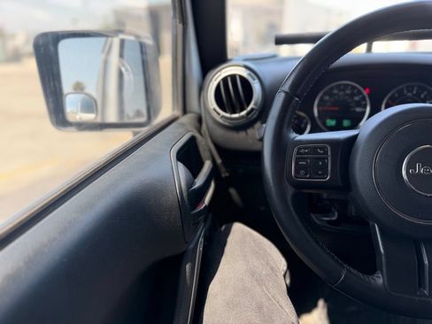Used 2018 Jeep Wrangler Unlimited Rubicon w/ Connectivity Group AWD/4WD image 7