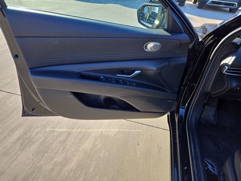 Used 2024 Hyundai Elantra Limited image 11