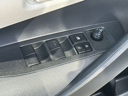 Used 2021 Toyota Corolla LE FWD image 15