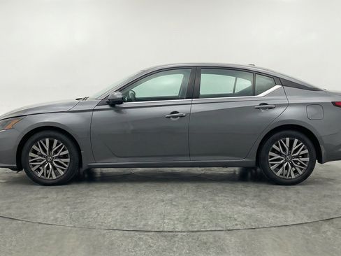 Used 2025 Nissan Altima 2.5 SV FWD image 5
