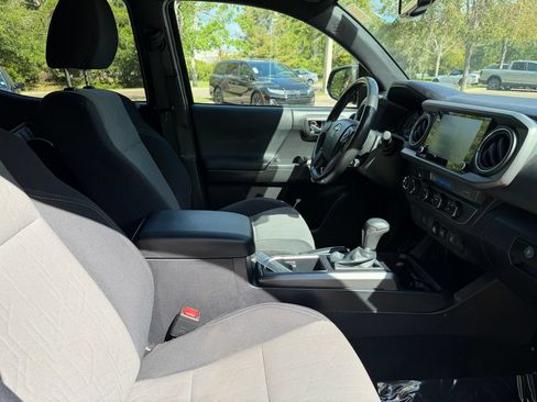 Used 2022 Toyota Tacoma TRD Off-Road AWD/4WD image 9
