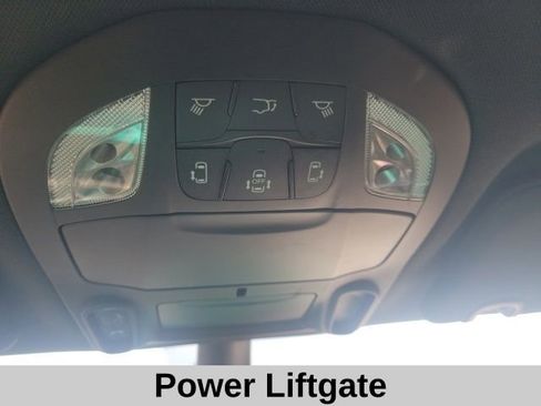 Used 2025 Chrysler Pacifica Limited image 10