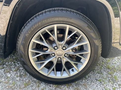Used 2025 Jeep Grand Cherokee Summit AWD/4WD image 19