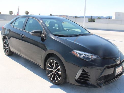 Used 2018 Toyota Corolla SE FWD image 2