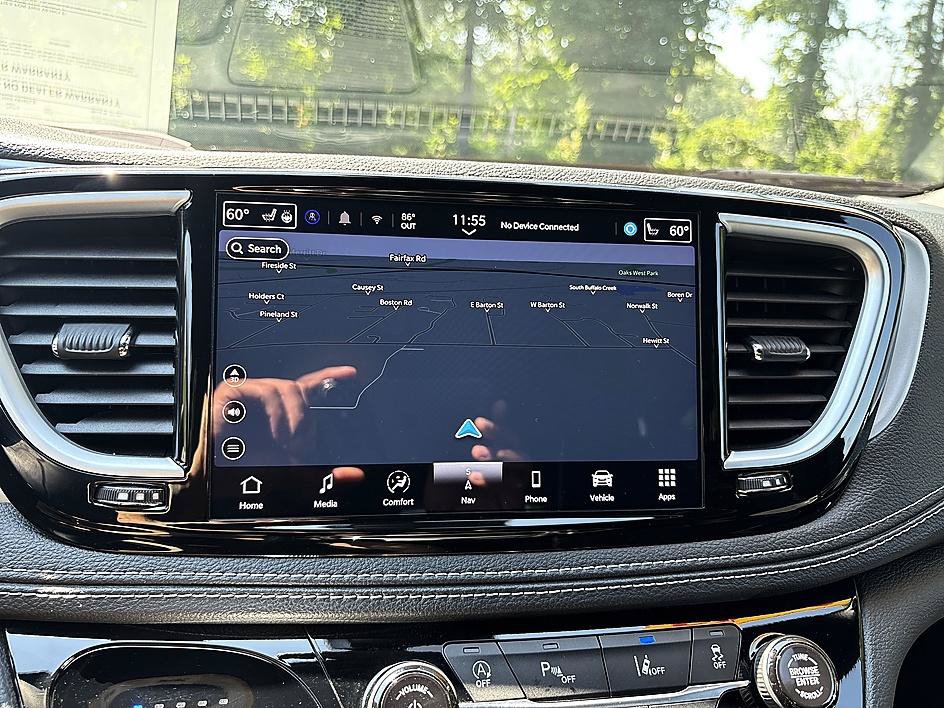 Used 2025 Chrysler Pacifica Limited FWD image 5