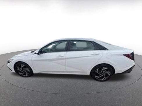 Used 2025 Hyundai Elantra Limited image 4