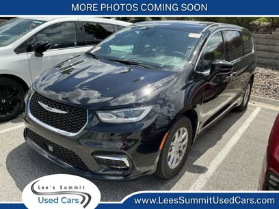 Used 2025 Chrysler Pacifica Select