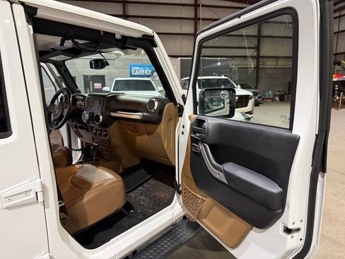 Used 2014 Jeep Wrangler Unlimited Sahara w/ Connectivity Group AWD/4WD image 21