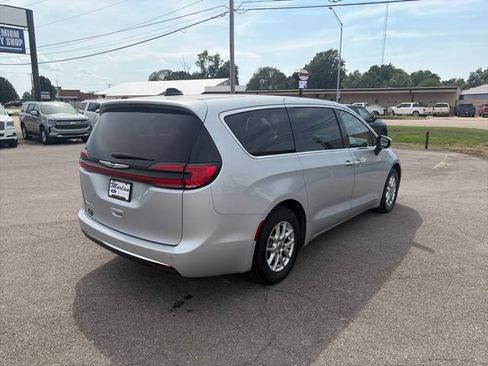 Used 2023 Chrysler Pacifica Touring-L FWD image 6