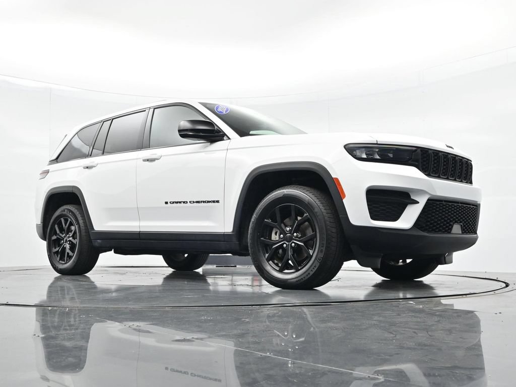 Used 2024 Jeep Grand Cherokee Altitude AWD/4WD image 28