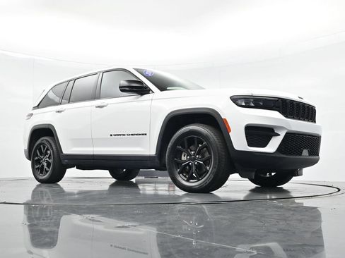 Used 2024 Jeep Grand Cherokee Altitude AWD/4WD image 28