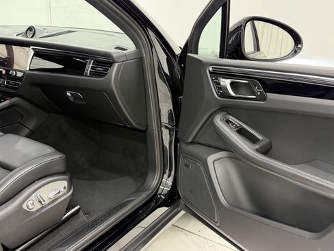 Certified 2025 Porsche Macan image 22