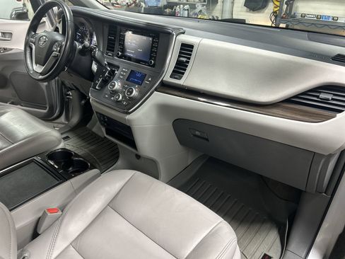 Used 2018 Toyota Sienna XLE Premium image 30