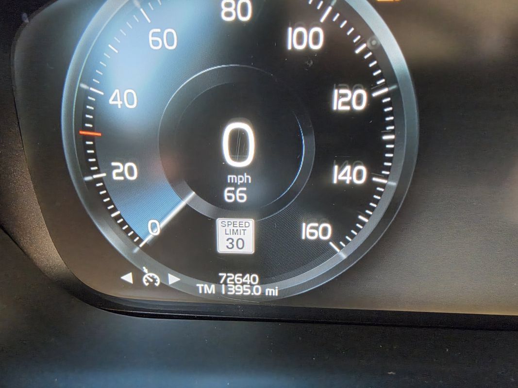 Used 2019 Volvo XC60 T6 Momentum w/ Multimedia Package AWD/4WD image 12