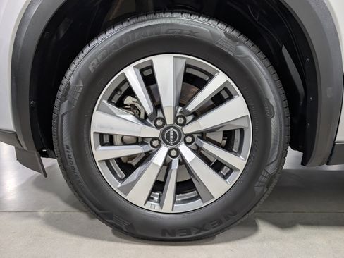 Used 2025 Nissan Pathfinder SL AWD/4WD image 9