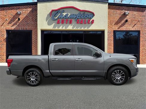 Used 2021 Nissan Titan SV w/ SV Convenience Package image 2