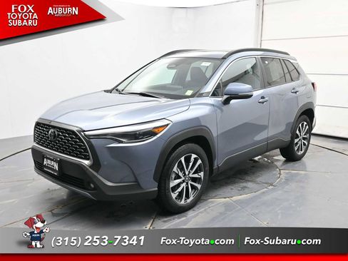 Used 2023 Toyota Corolla Cross XLE w/ Convenience Package image 2