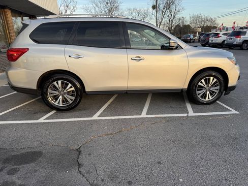 Used 2017 Nissan Pathfinder SV image 4