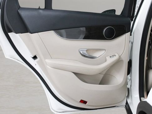 Used 2022 Mercedes-Benz GLC 300 image 24