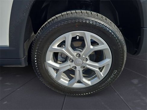 Used 2024 Jeep Compass Latitude image 14