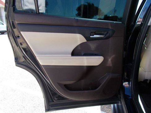 Used 2021 Toyota Highlander XLE image 12