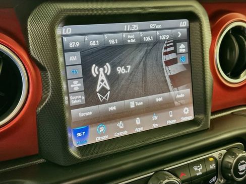Used 2021 Jeep Gladiator Rubicon AWD/4WD image 16