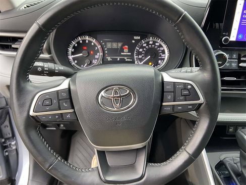 Used 2023 Toyota Highlander LE image 33