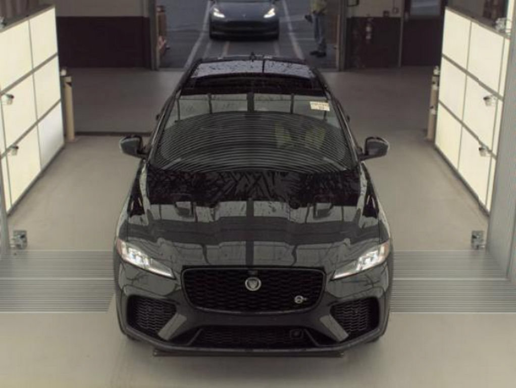 Used 2025 Jaguar F-PACE SVR AWD/4WD image 2
