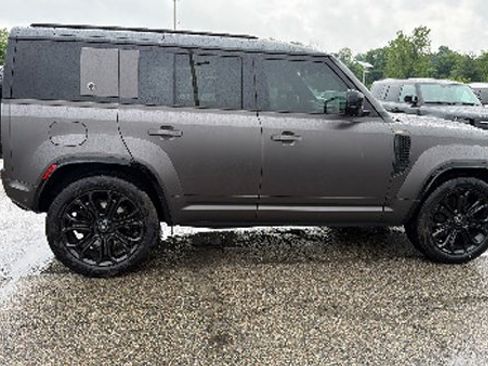 Used 2025 Land Rover Defender 110 AWD/4WD image 4