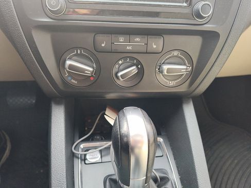 Used 2017 Volkswagen Jetta SE image 18