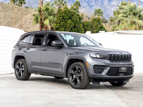 Used 2023 Jeep Grand Cherokee Altitude image 2