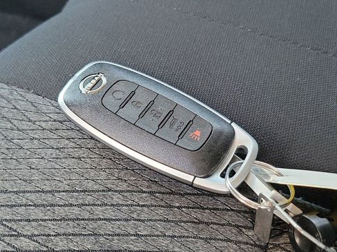 Used 2025 Nissan Rogue SV image 31