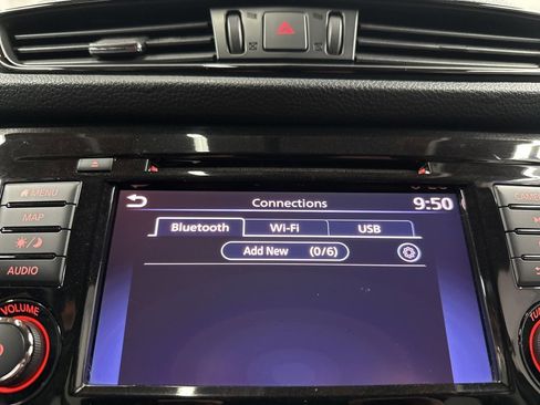 Used 2018 Nissan Rogue SV w/ Premium Package image 31