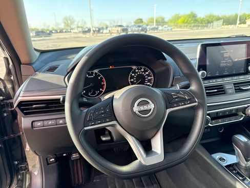 Used 2025 Nissan Altima 2.5 SV FWD image 11