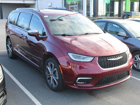 Used 2022 Chrysler Pacifica Pinnacle image 3