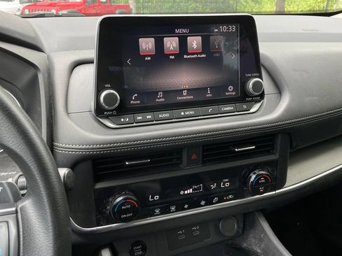 Used 2024 Nissan Rogue SV FWD image 17