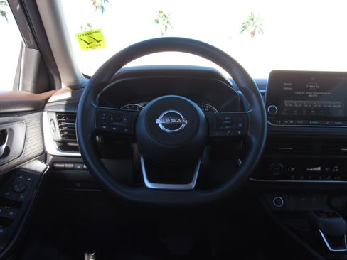 Used 2023 Nissan Rogue SV image 22