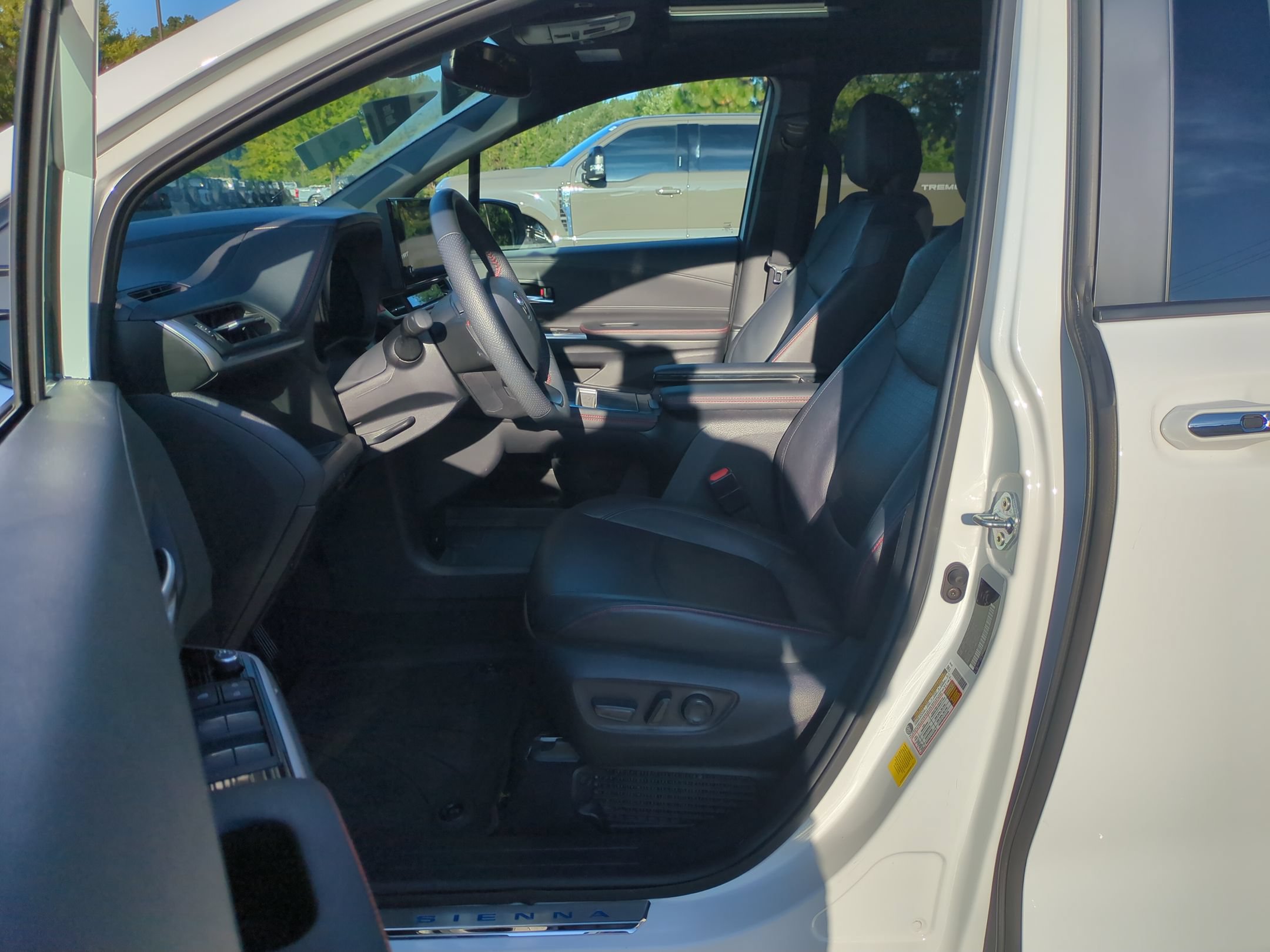Used 2025 Toyota Sienna XSE FWD image 13